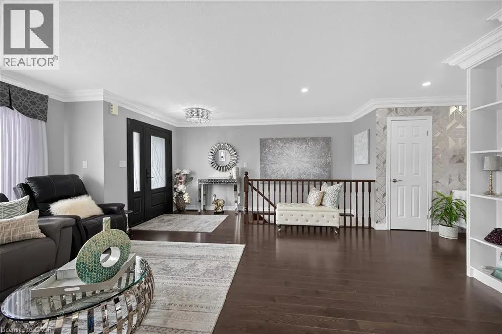 18 LINDA Crescent