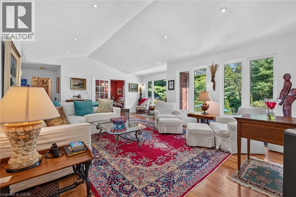 3 FOREST GLEN Court