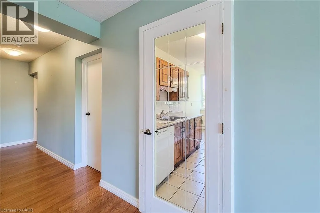 28 ROBINSON Street N Unit# 405 #405