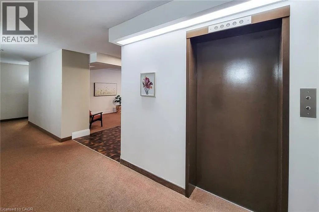 28 ROBINSON Street N Unit# 405 #405