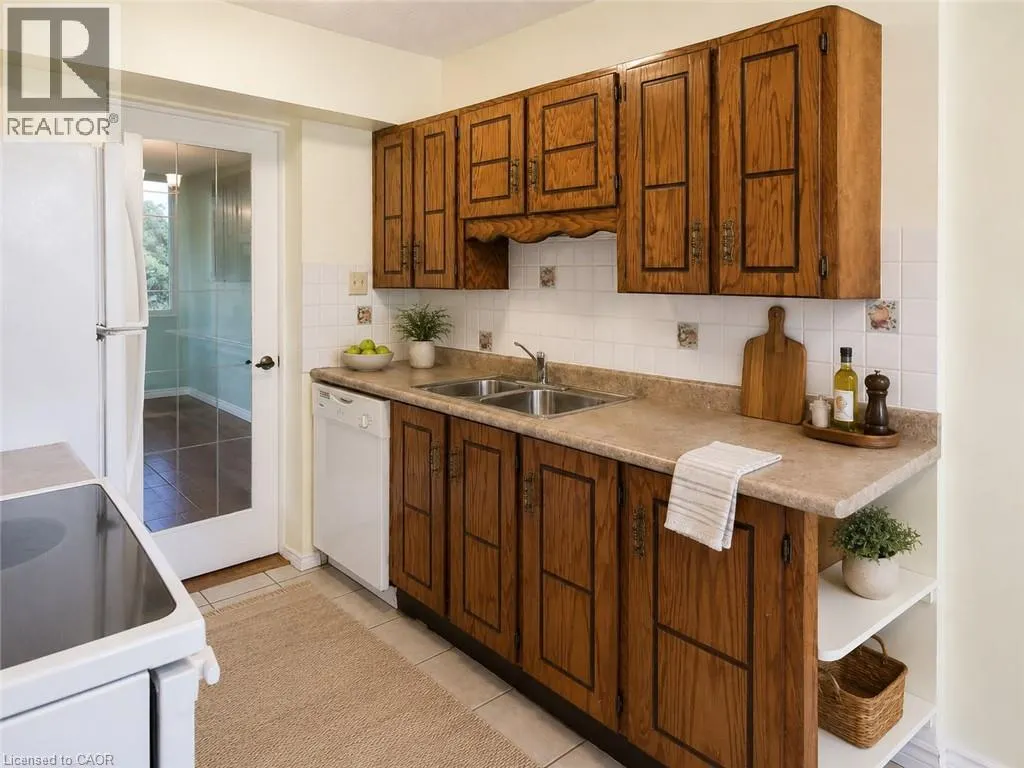 28 ROBINSON Street N Unit# 405 #405
