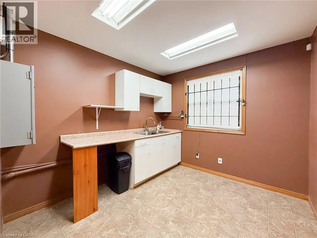 316 QUEENSWAY W