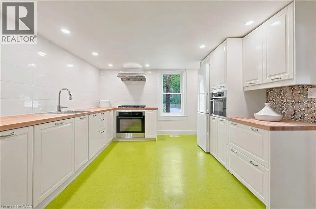 361 DUNDAS Street E