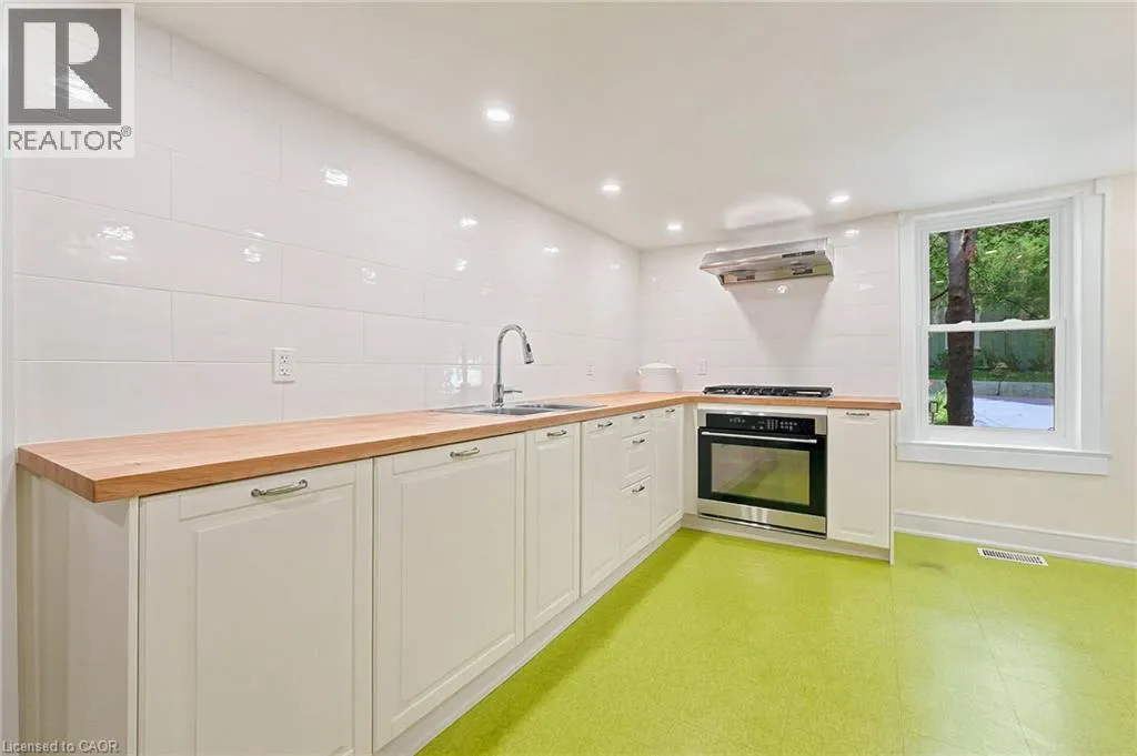 361 DUNDAS Street E