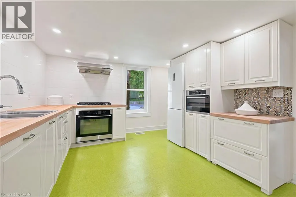 361 DUNDAS Street E
