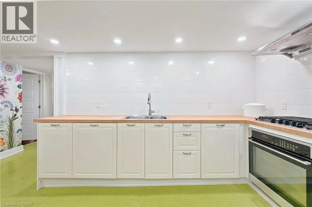 361 DUNDAS Street E