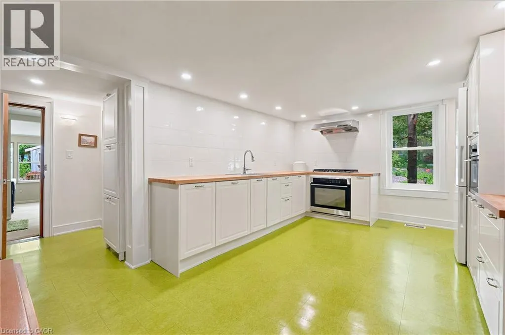 361 DUNDAS Street E