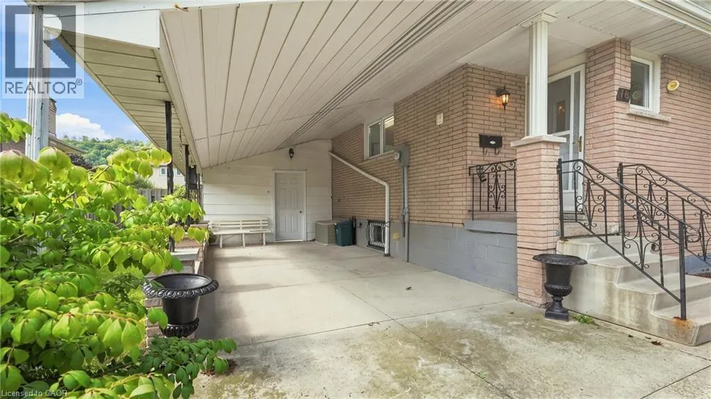 18 GLEN CASTLE Drive