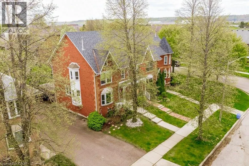 4 EDGEWATER Drive