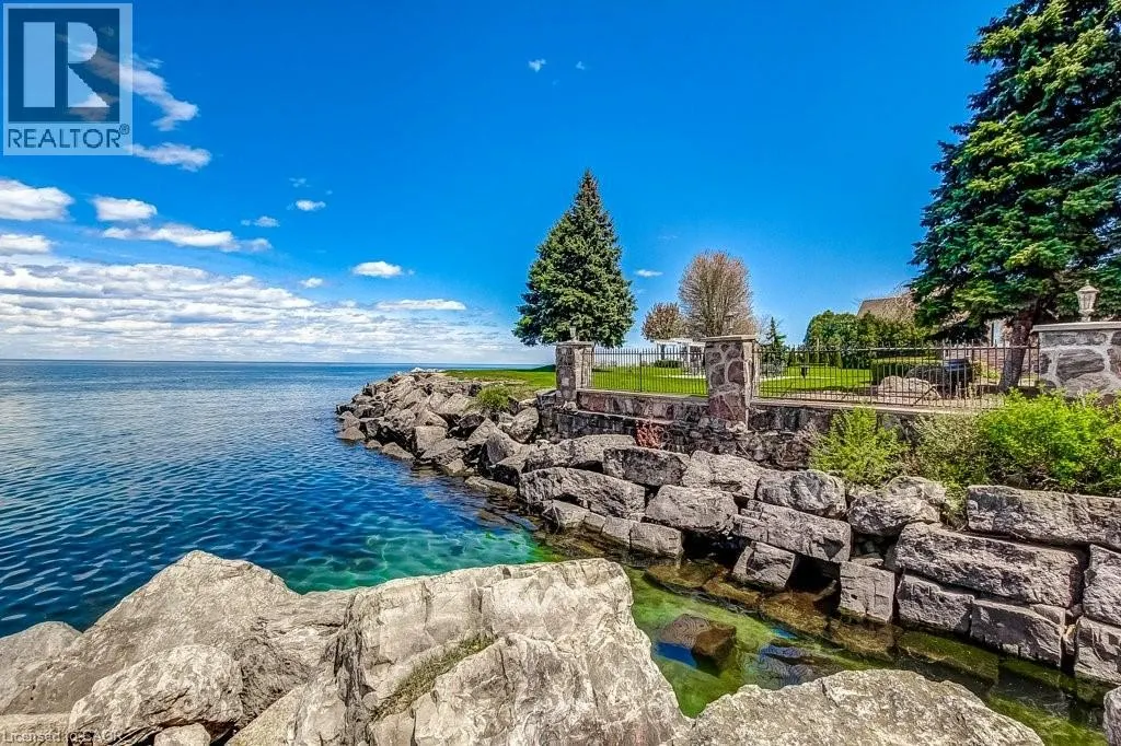 4 EDGEWATER Drive