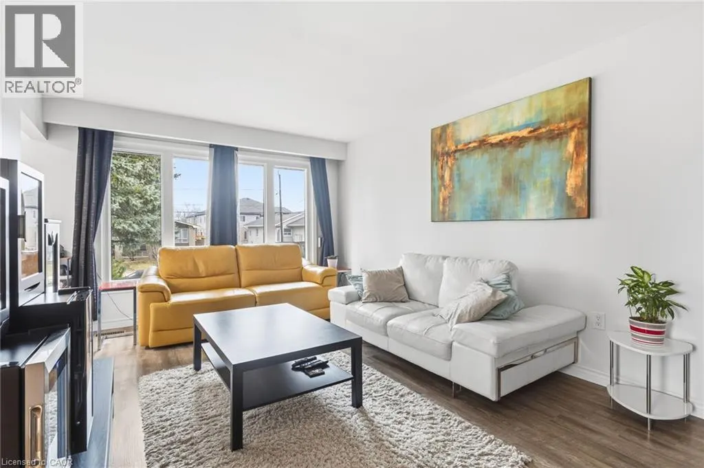 27 BLENHEIM Drive
