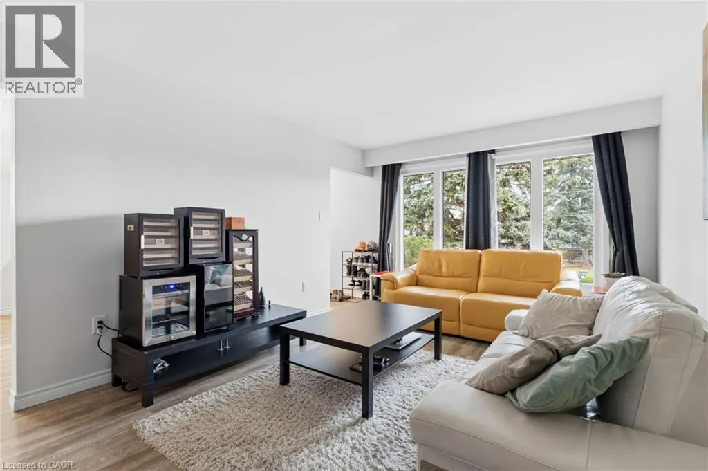 27 BLENHEIM Drive