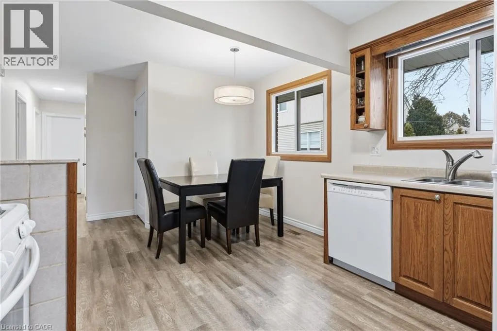 27 BLENHEIM Drive