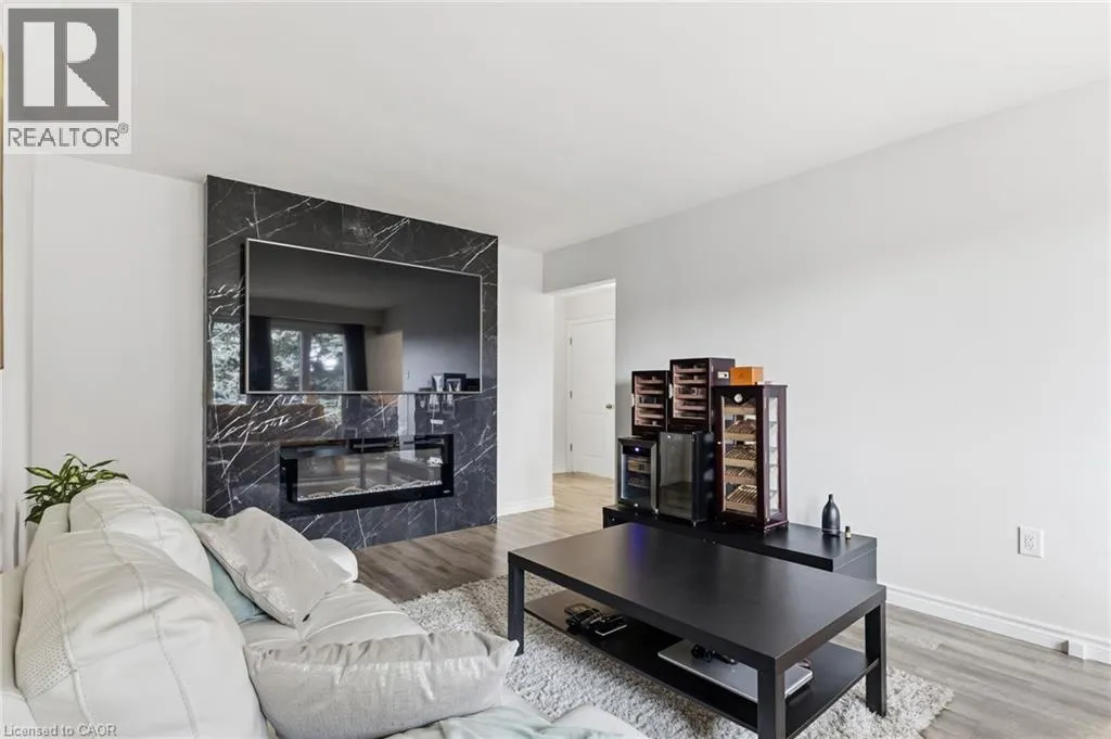 27 BLENHEIM Drive