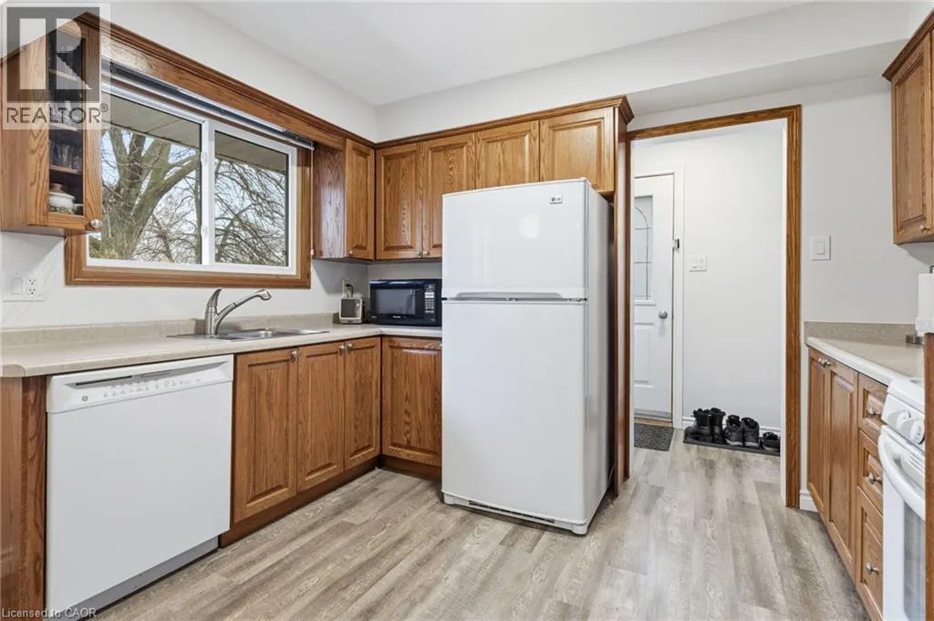 27 BLENHEIM Drive