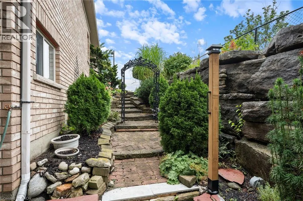 10 COBBLESTONE Drive Unit# 25 #25