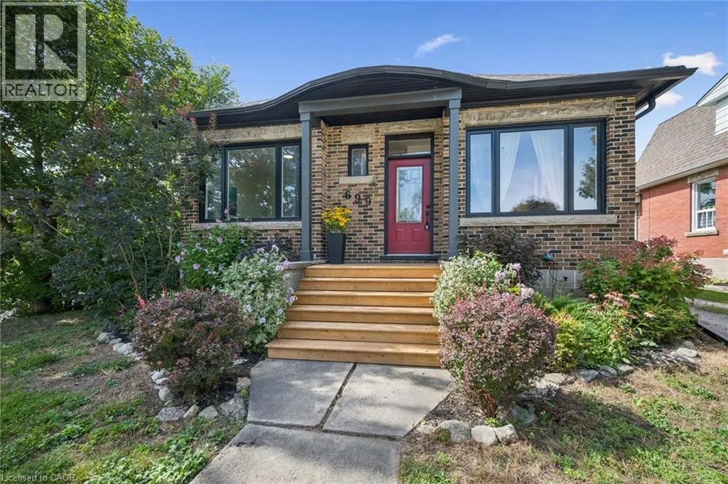 699 ST ANDREW Street W