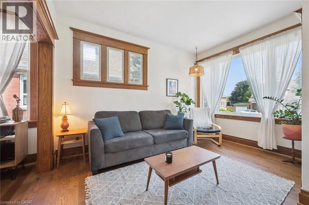 699 ST ANDREW Street W