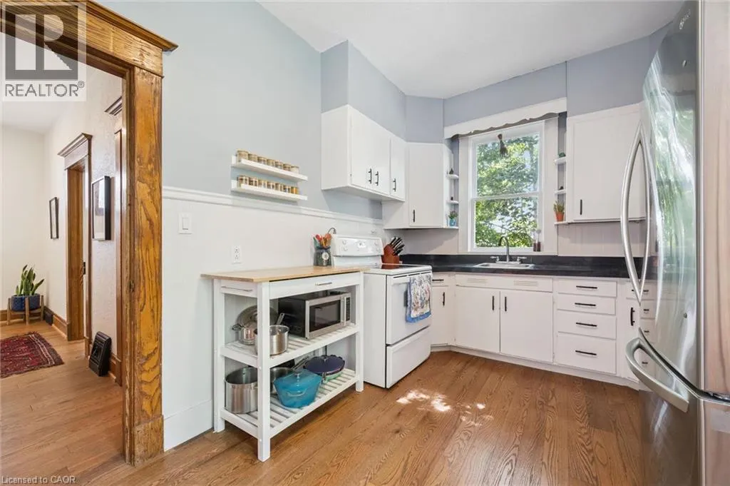 699 ST ANDREW Street W