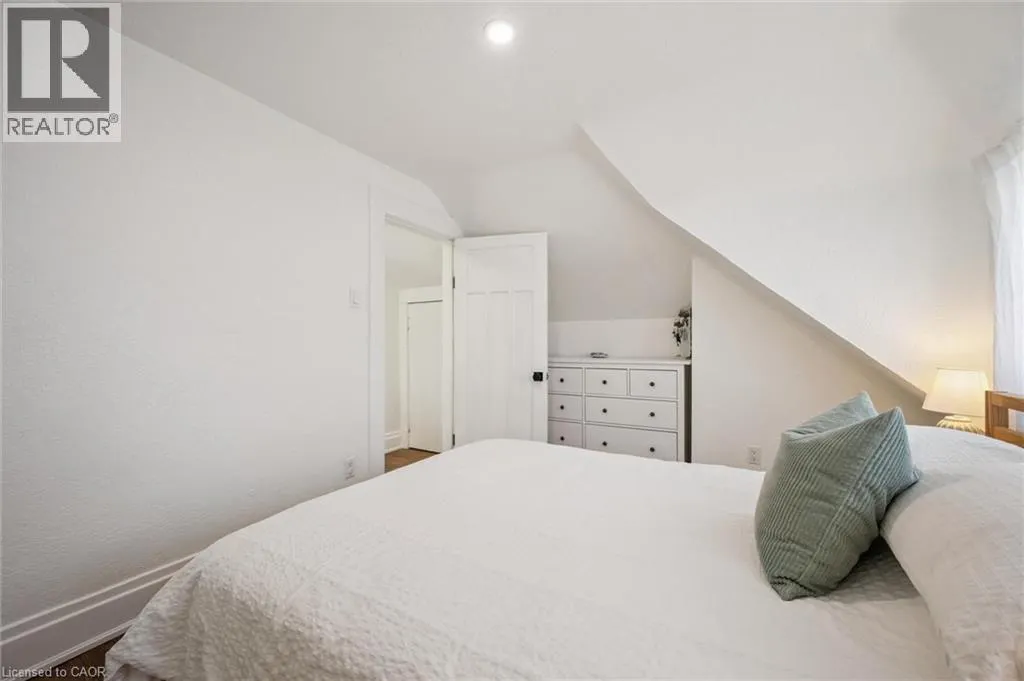 699 ST ANDREW Street W