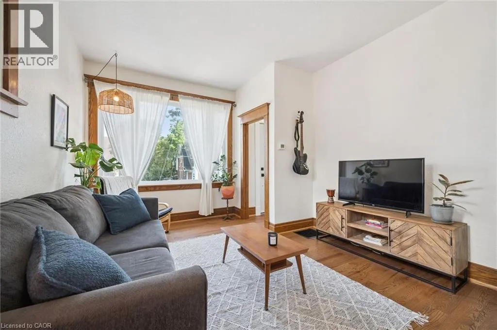 699 ST ANDREW Street W