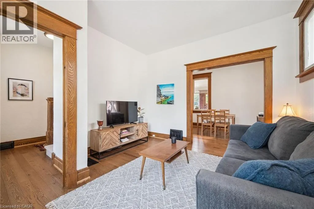 699 ST ANDREW Street W