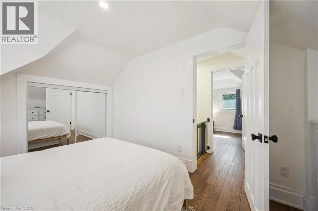 699 ST ANDREW Street W