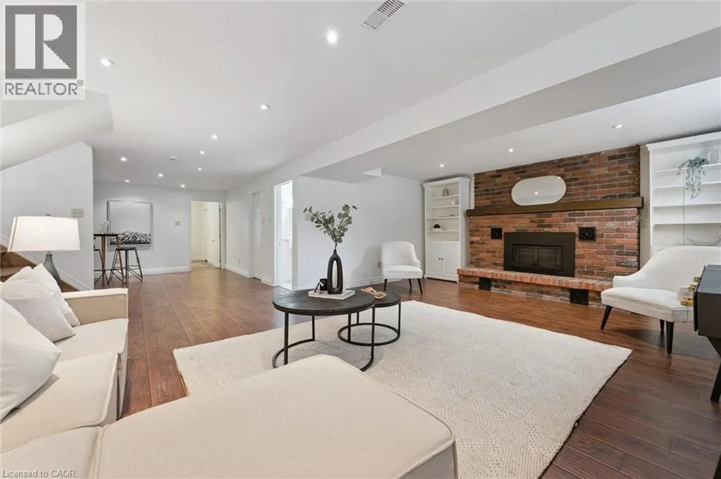 33 MACCOLL Place