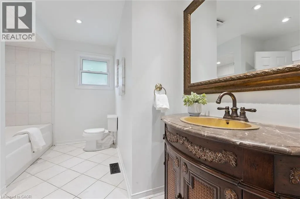 33 MACCOLL Place