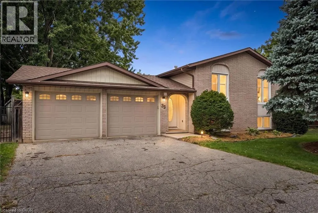 33 MACCOLL Place