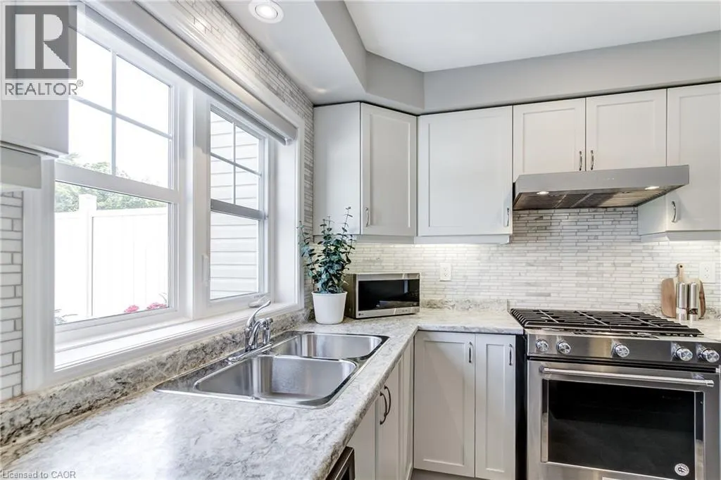 230 AVONSYDE Boulevard Unit# 3 #3
