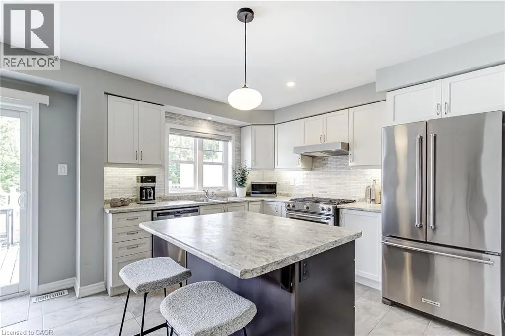 230 AVONSYDE Boulevard Unit# 3 #3