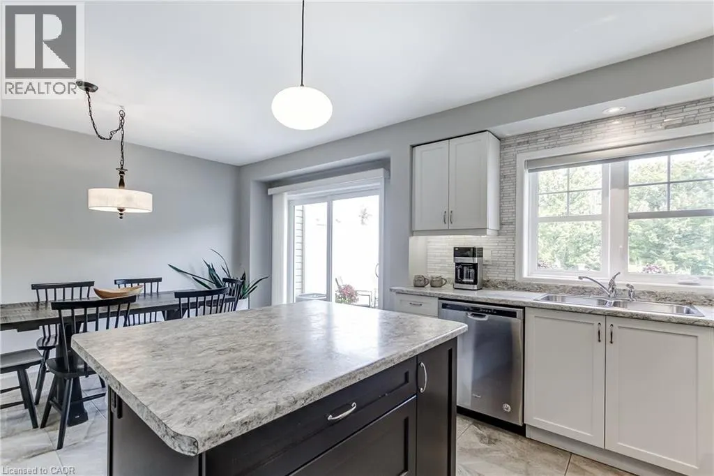 230 AVONSYDE Boulevard Unit# 3 #3