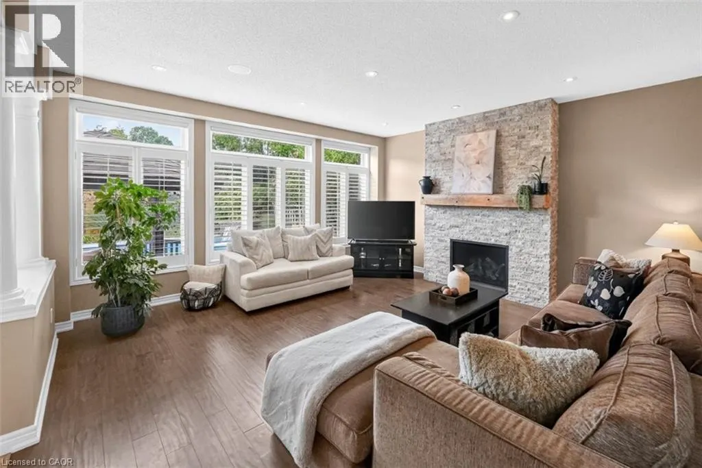 123 MOORLAND Crescent