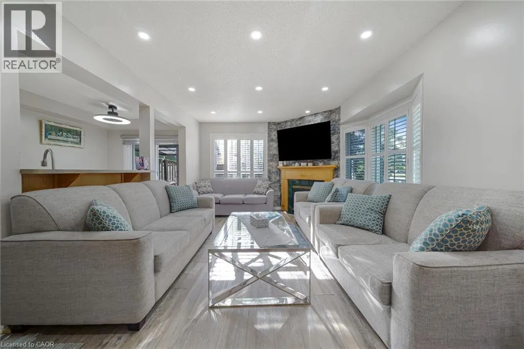 800 PARAMOUNT Drive Unit# 1 #1