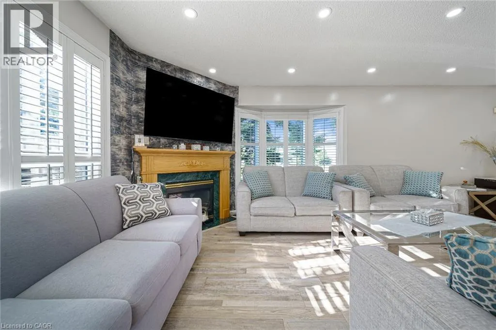 800 PARAMOUNT Drive Unit# 1 #1