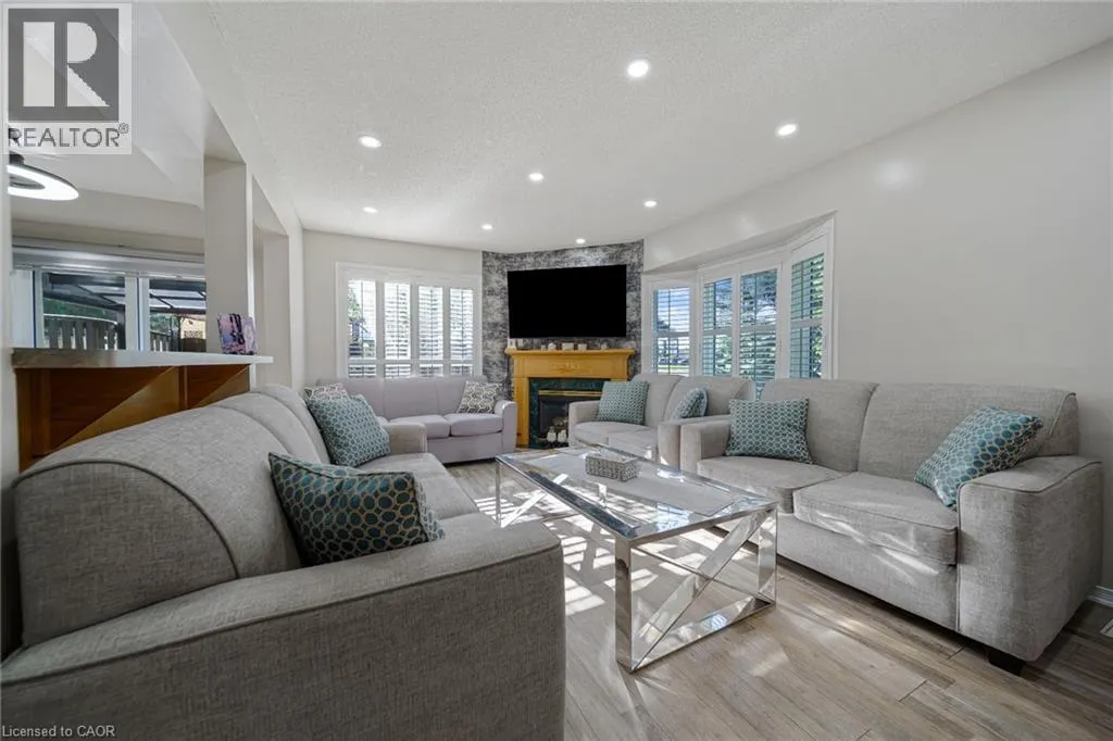 800 PARAMOUNT Drive Unit# 1 #1