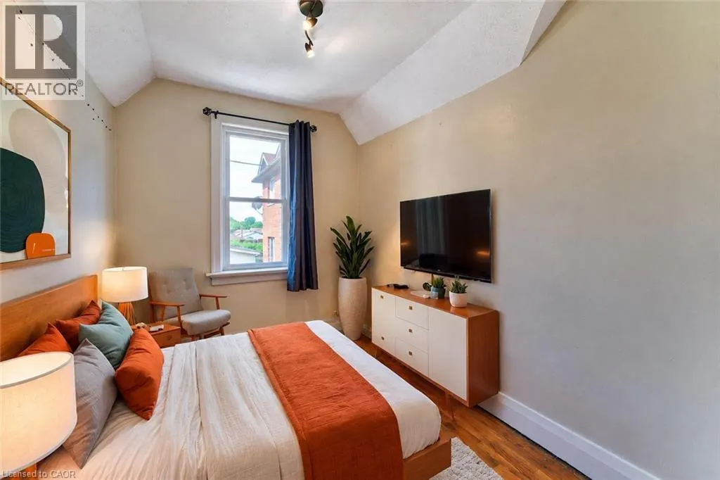 84 FRANKLIN Street S