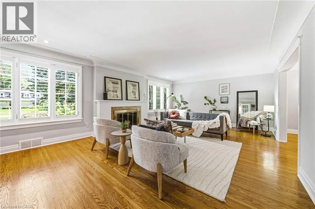 7 COLONIAL Crescent