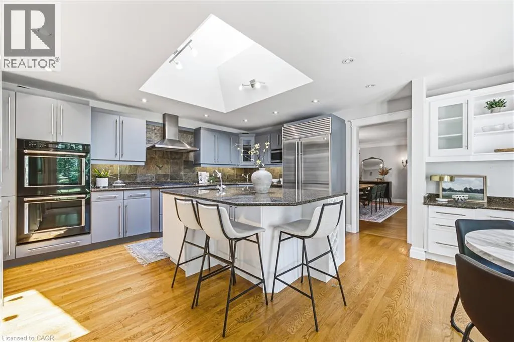 7 COLONIAL Crescent