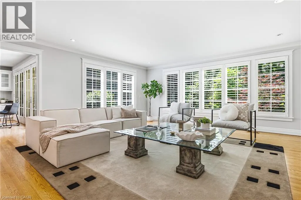7 COLONIAL Crescent