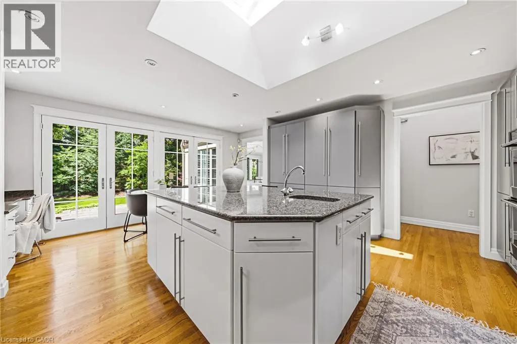 7 COLONIAL Crescent