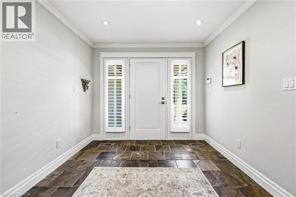 7 COLONIAL Crescent