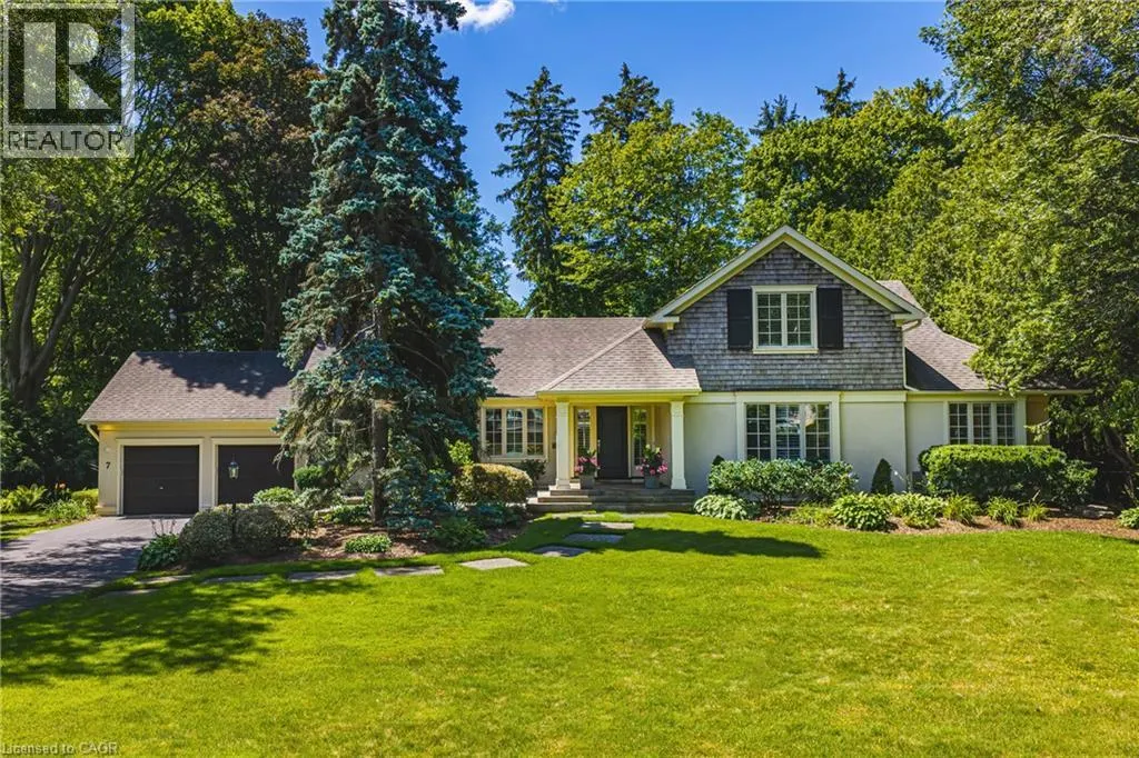 7 COLONIAL Crescent