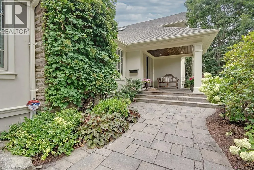 7 COLONIAL Crescent