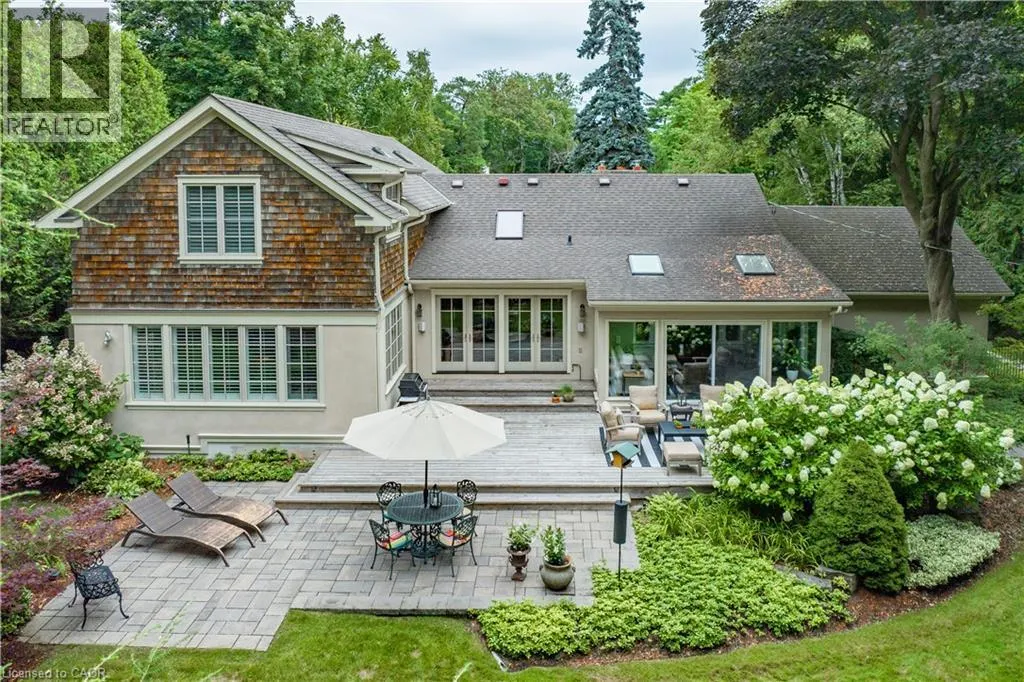 7 COLONIAL Crescent