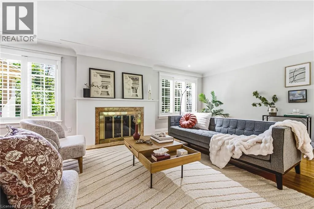 7 COLONIAL Crescent