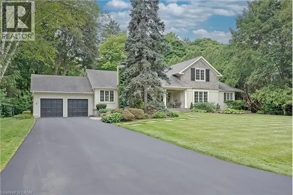 7 COLONIAL Crescent