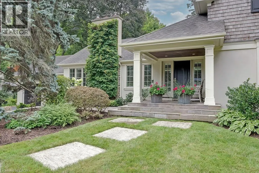 7 COLONIAL Crescent
