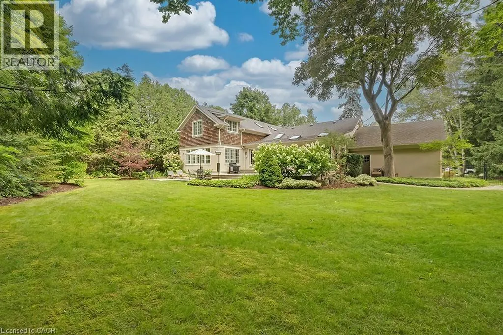 7 COLONIAL Crescent